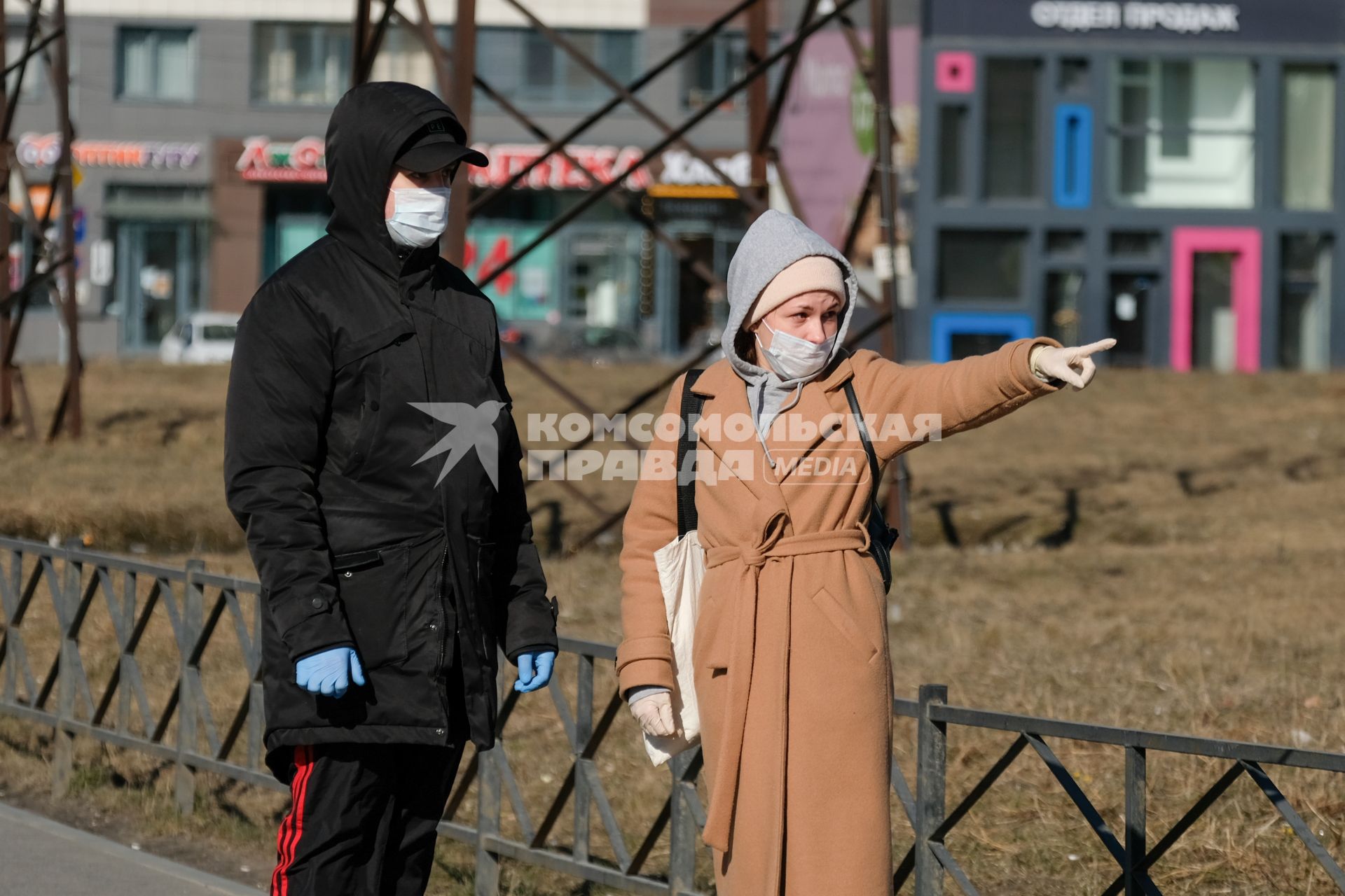 Санкт-Петербург. Пешеходы  в медицинской  маске  на улице города.