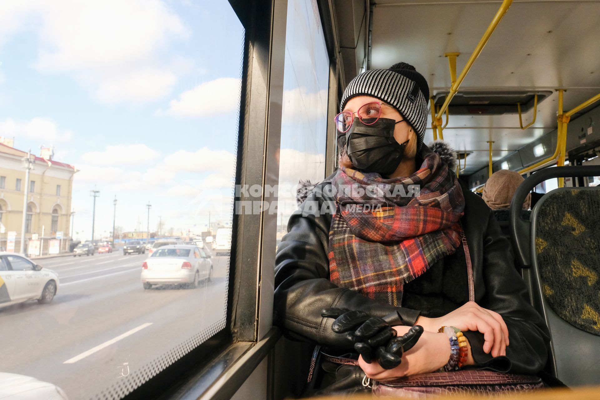 Санкт-Петербург. Пассажир в медицинской маске в общественном  транспорте.