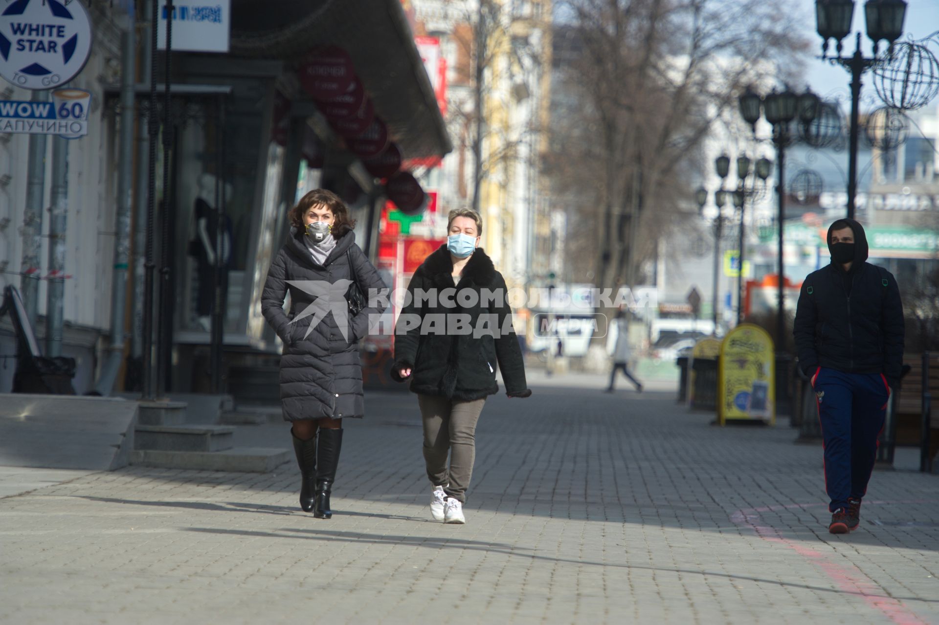 Екатеринбург. Горожане в опустевшем городе, во время нерабочей недели объявленной президентом РФ для снижения темпов распространения коронавируса COVID-19