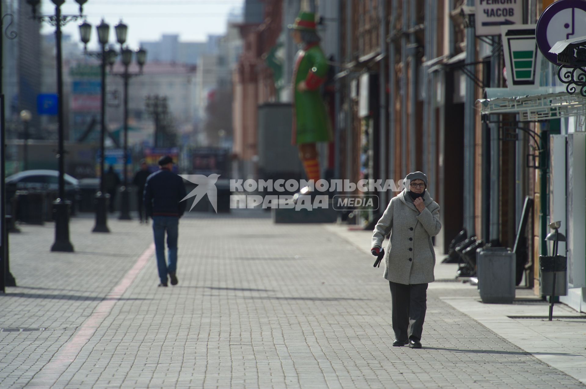 Екатеринбург. Горожане в опустевшем городе, во время нерабочей недели объявленной президентом РФ для снижения темпов распространения коронавируса COVID-19