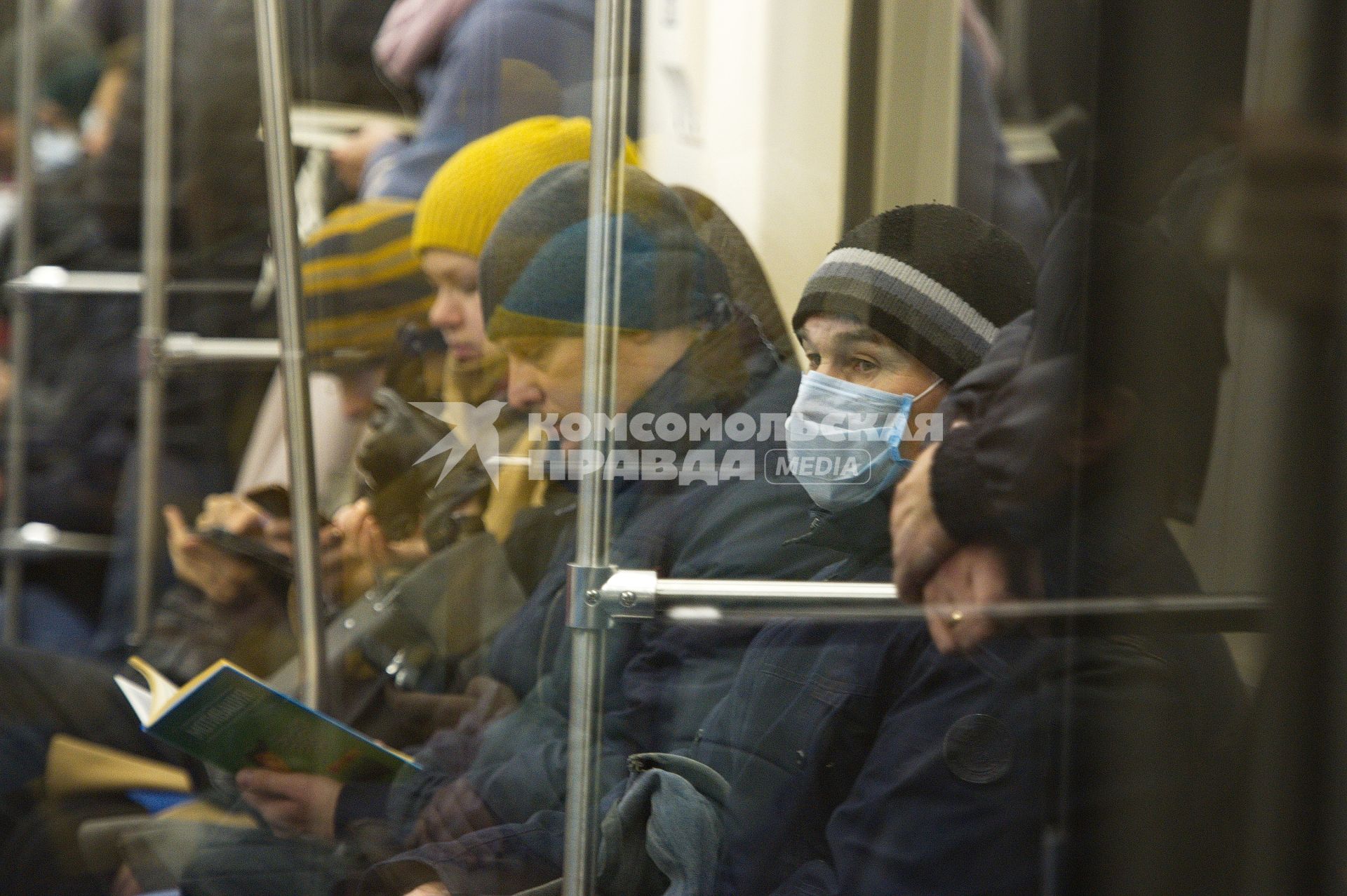 Екатеринбург. Горожане в метро во время нерабочей недели объявленной президентом РФ для снижения темпов распространения коронавируса COVID-19