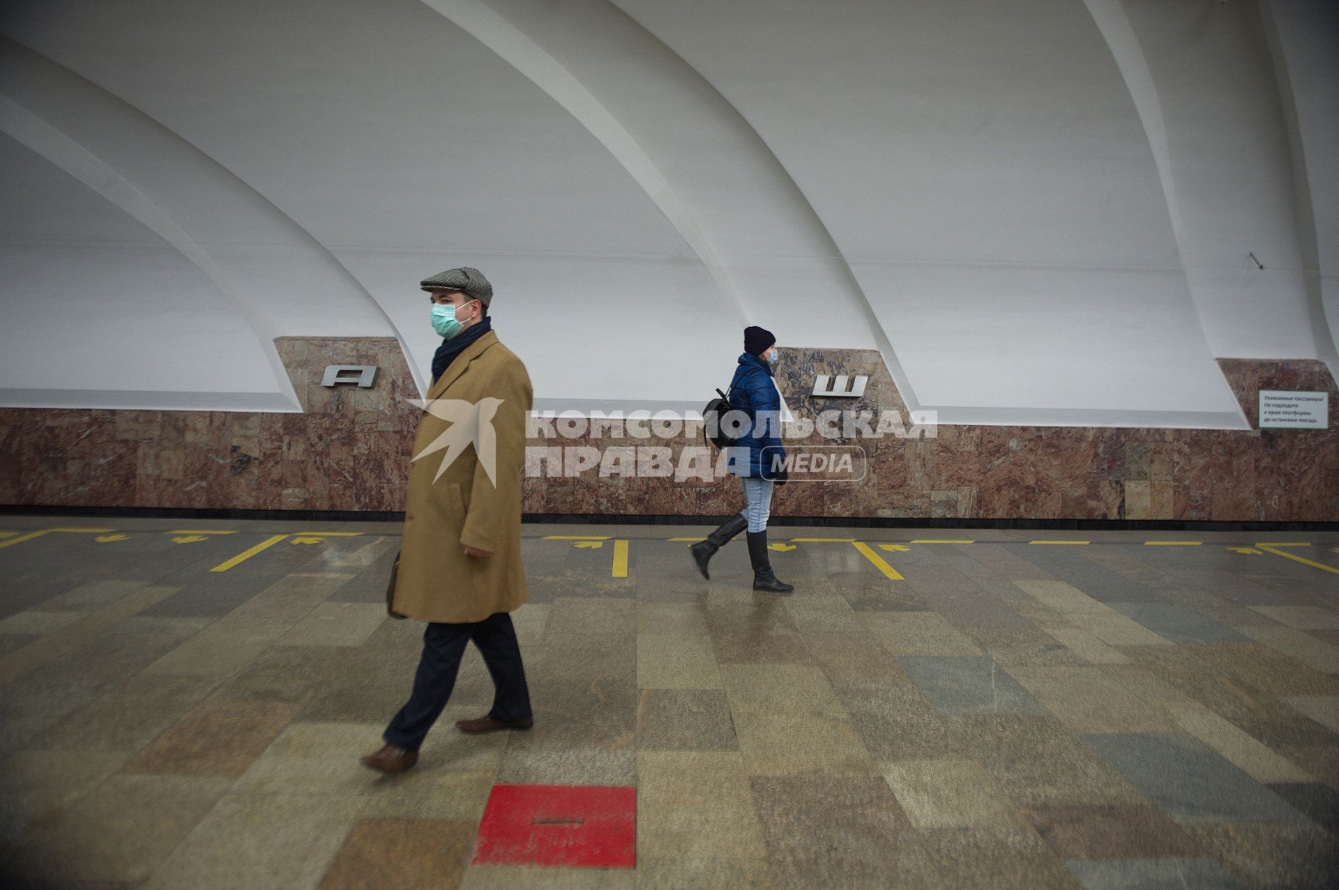 Екатеринбург. Горожане в метро во время нерабочей недели объявленной президентом РФ для снижения темпов распространения коронавируса COVID-19