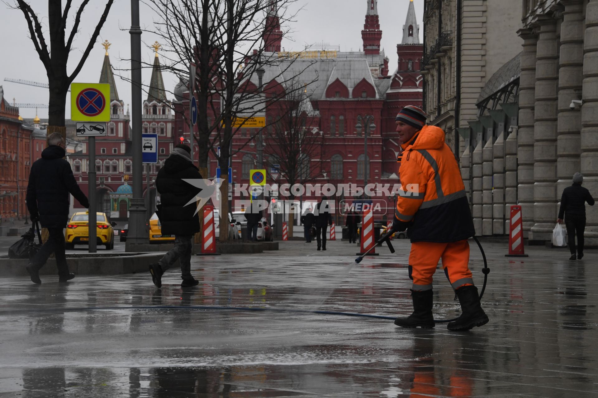 Москва. Сотрудник коммунальных служб проводит дезинфекцию на Тверской улице.