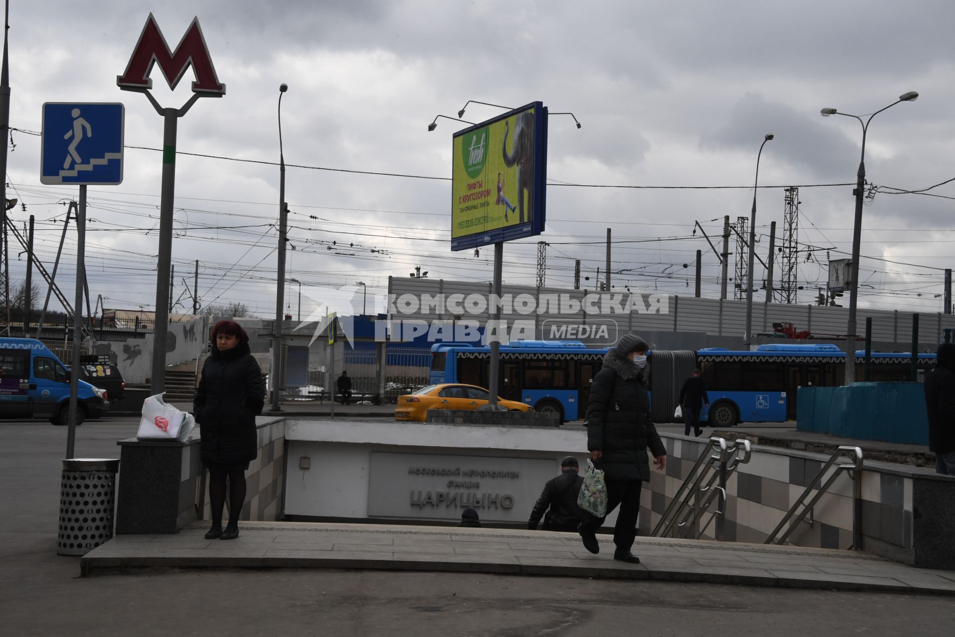 Москва. Пешеходы в медицинских масках у метро Царицыно.