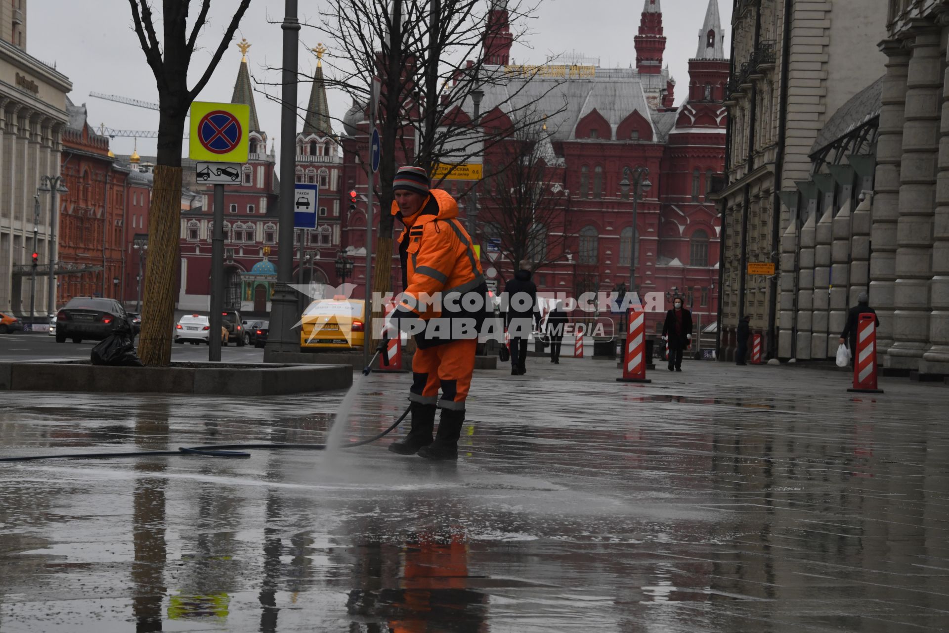 Москва. Сотрудник коммунальных служб проводит дезинфекцию на Тверской улице.