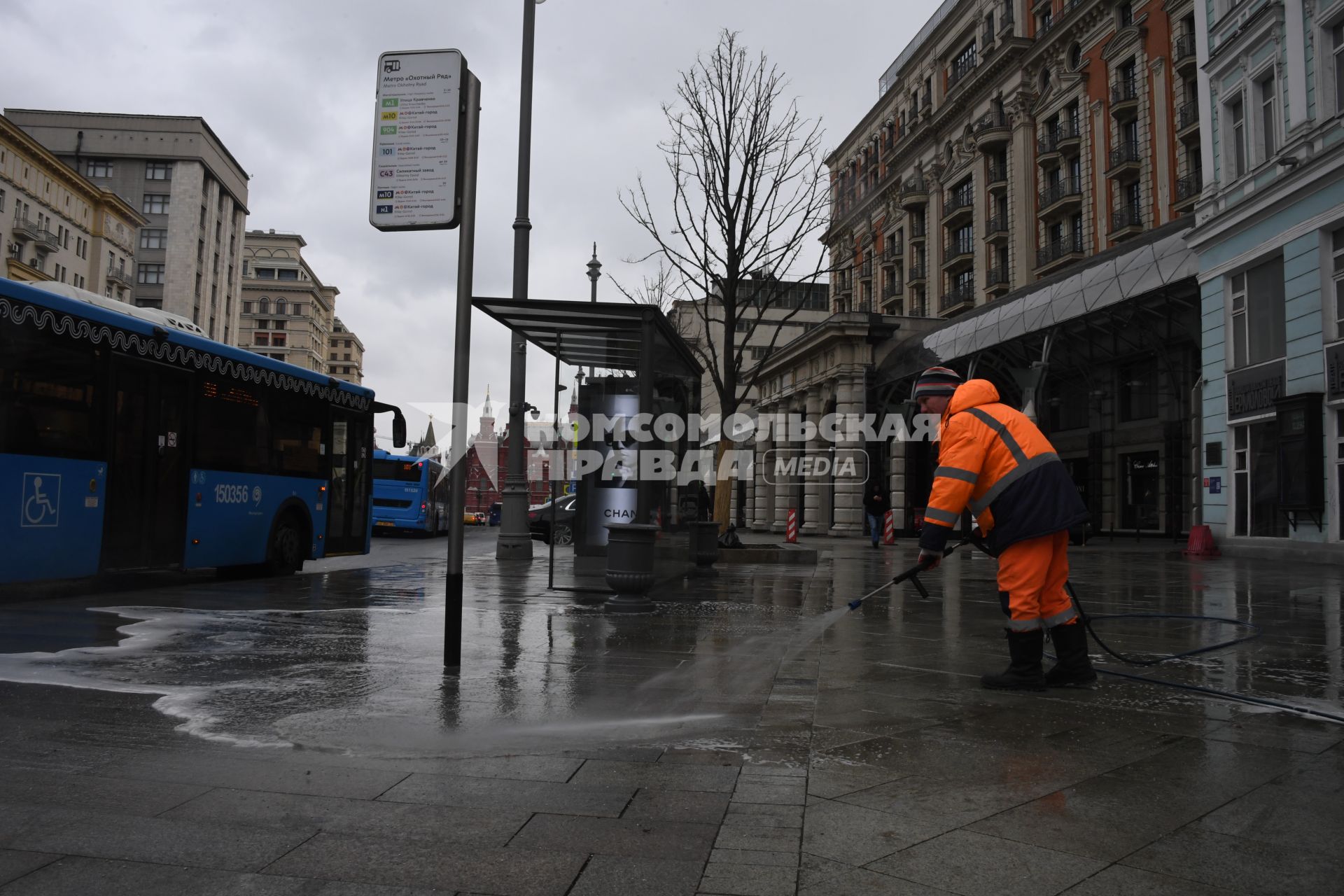 Москва. Сотрудник коммунальных служб проводит дезинфекцию на Тверской улице.