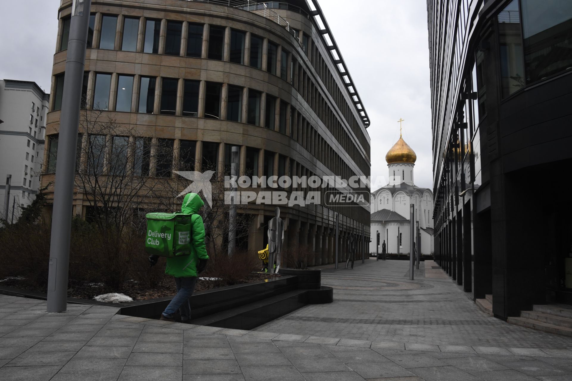 Москва. Сотрудники сервиса по доставке еды `Деливери клаб`  у метро Белорусская.