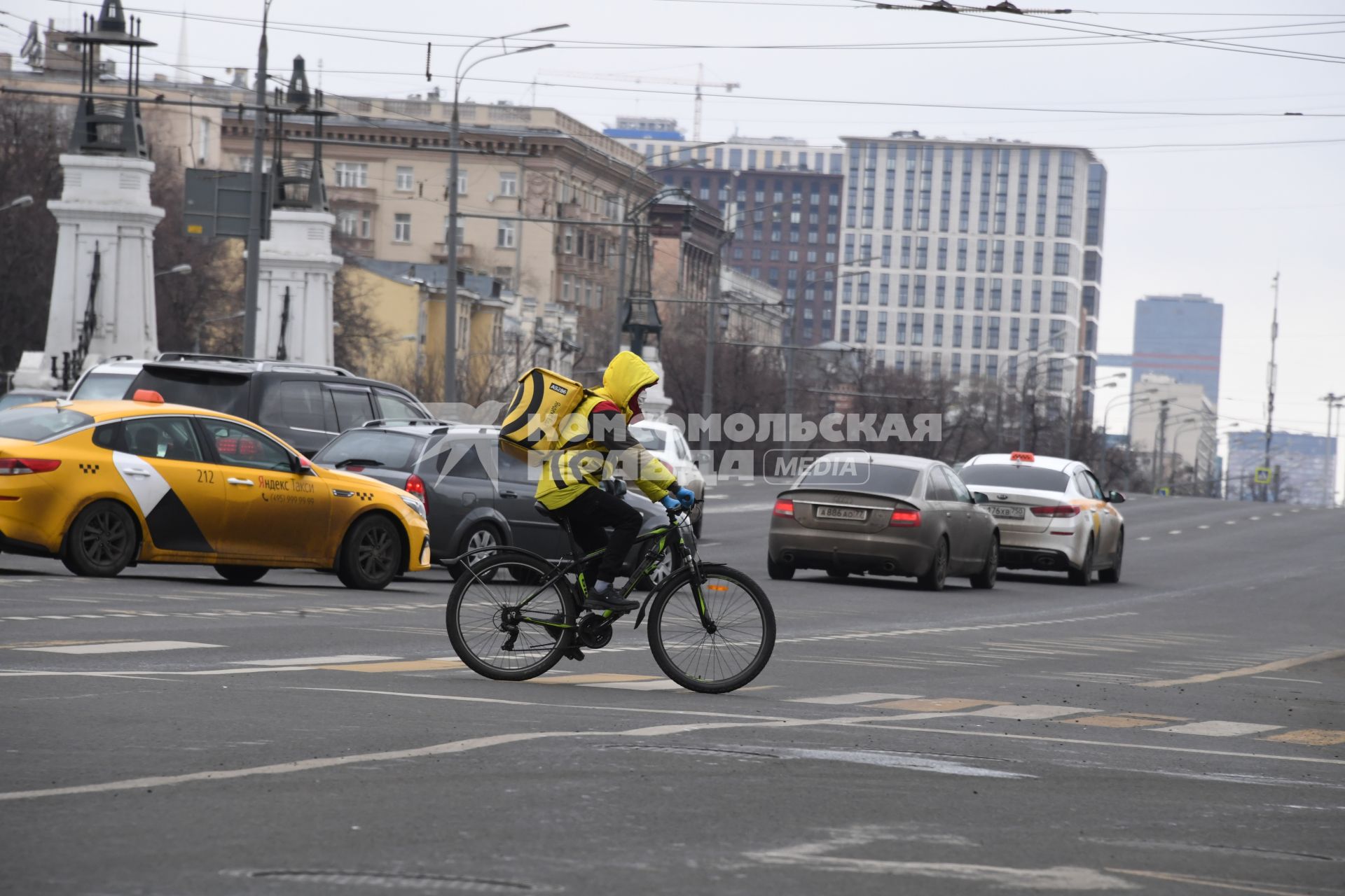 Москва. Сотрудники сервиса по доставке еды `Яндекс. Еда`  у  Белорусского  вокзала.