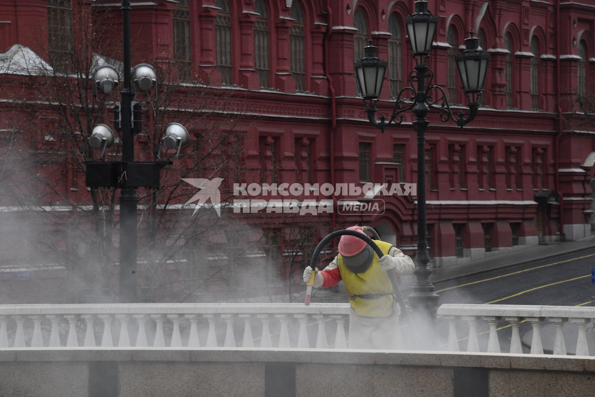 Москва. Проведение дезинфекции на Манежной площади.