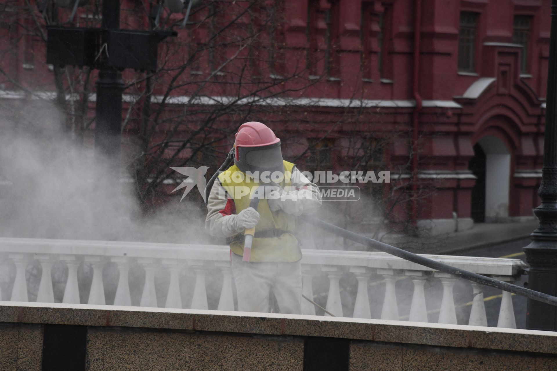 Москва. Проведение дезинфекции на Манежной площади.