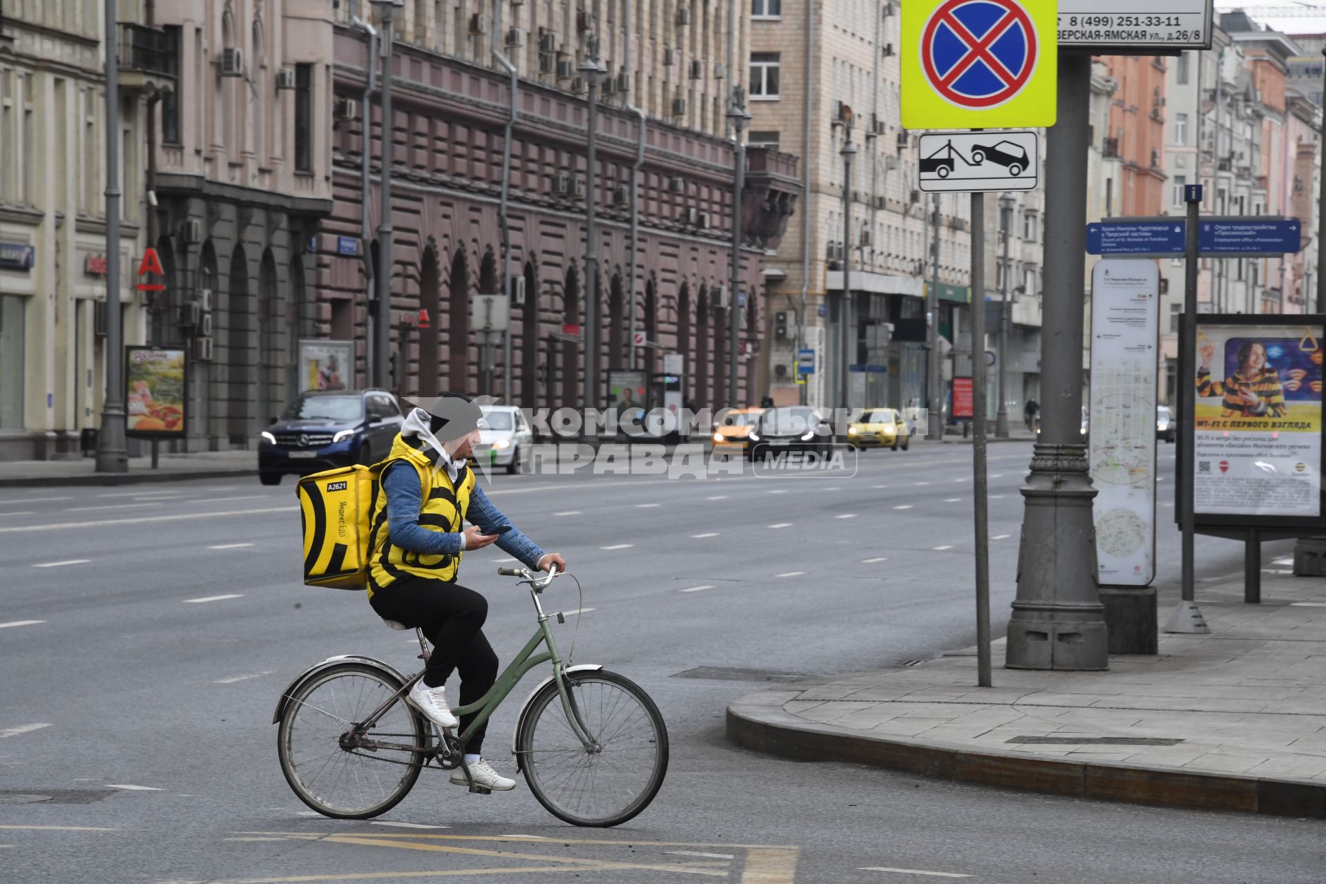 Москва. Сотрудники сервиса по доставке еды `Яндекс. Еда`  на Тверской улице.