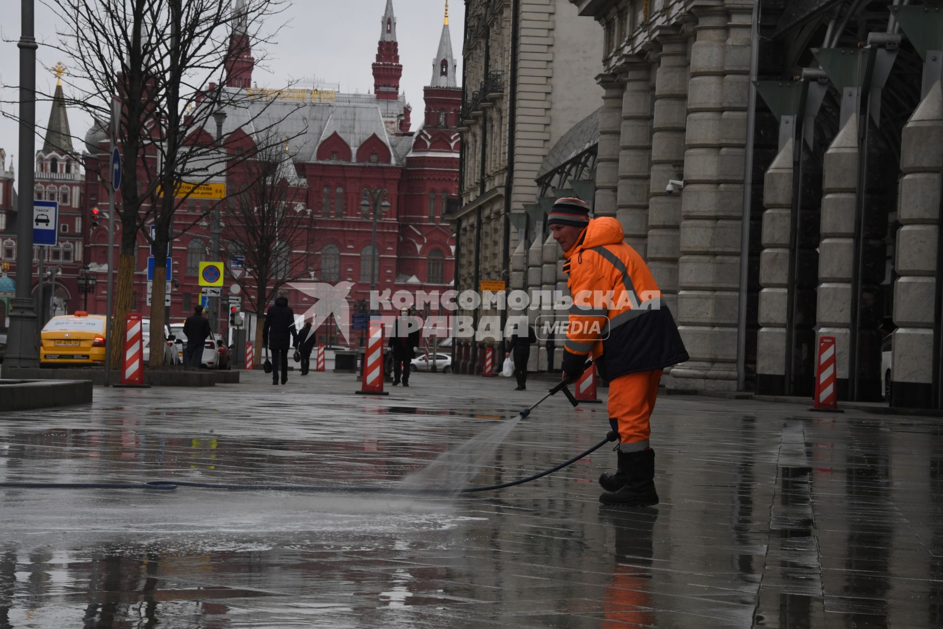 Москва. Сотрудник коммунальных служб проводит дезинфекцию на Тверской улице.