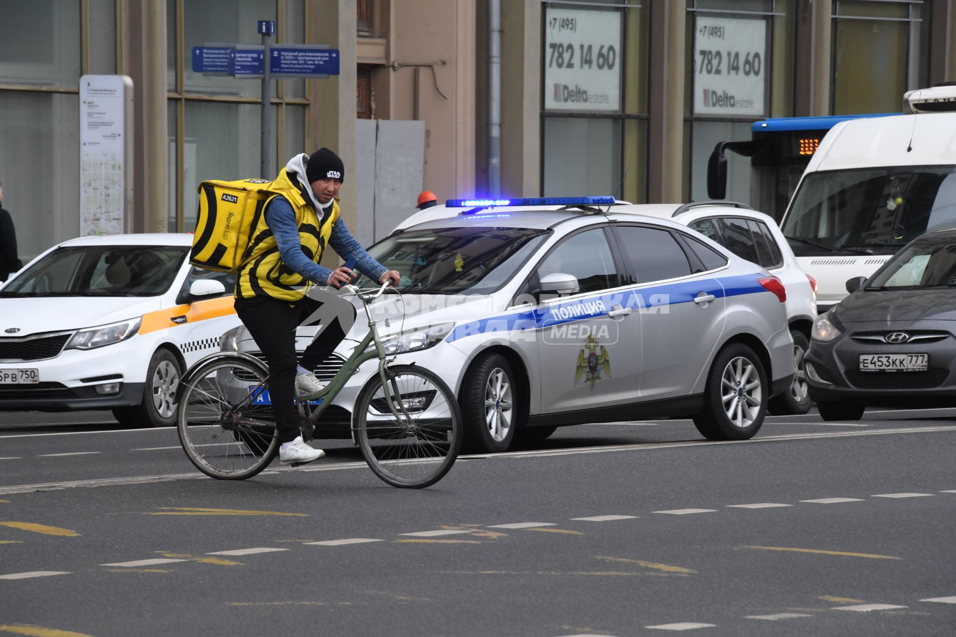 Москва. Сотрудники сервиса по доставке еды `Яндекс. Еда`  на Тверской улице.