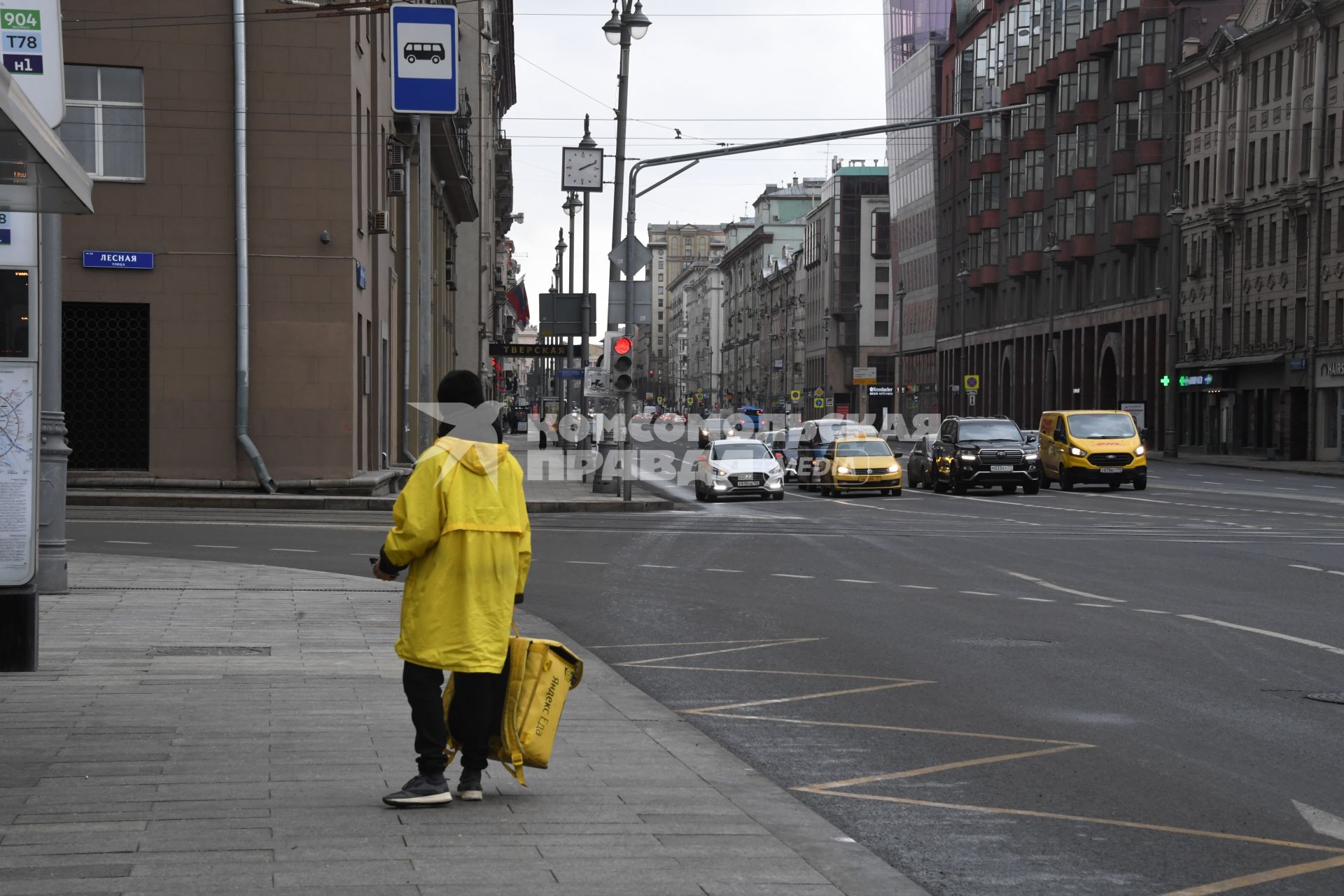 Москва. Сотрудники сервиса по доставке еды `Яндекс. Еда` на Тверской улице.