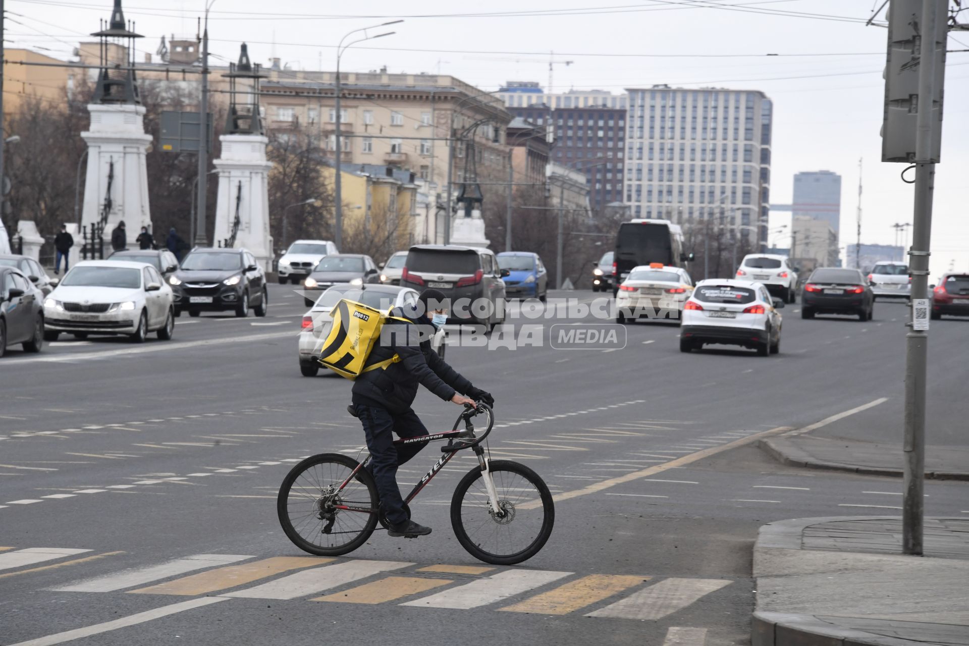 Москва. Сотрудники сервиса по доставке еды `Яндекс. Еда`  у  Белорусского  вокзала.