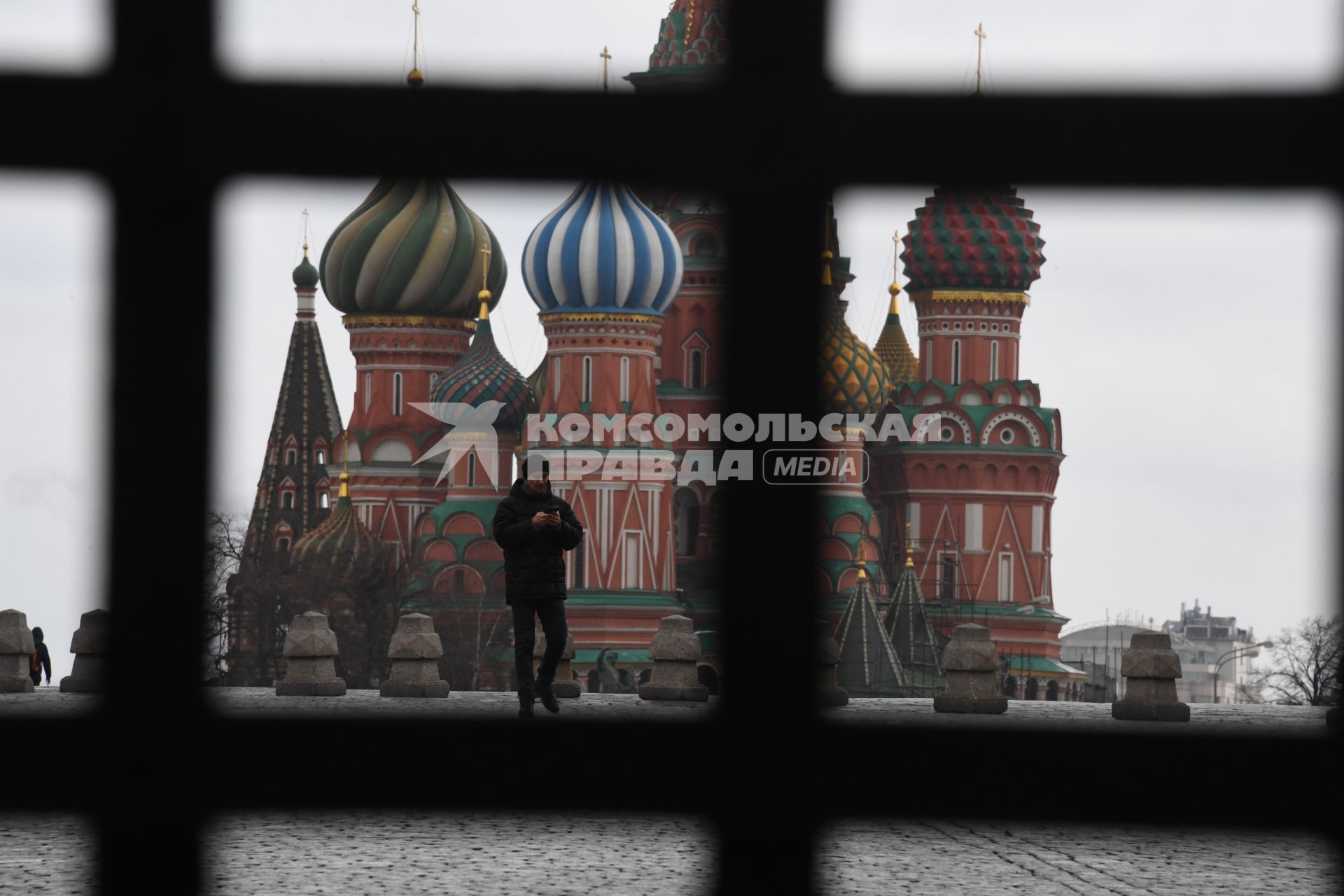 Москва. Вид на Храм Василия Блаженного через решетку.