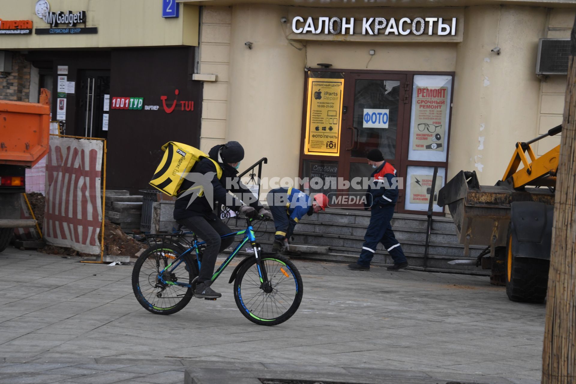 Москва. Сотрудник сервиса по доставке еды `Яндекс Еда` .