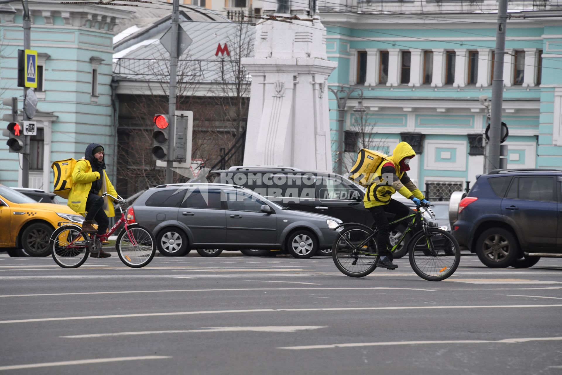 Москва. Сотрудники сервиса по доставке еды `Яндекс. Еда`  у  Белорусского  вокзала.