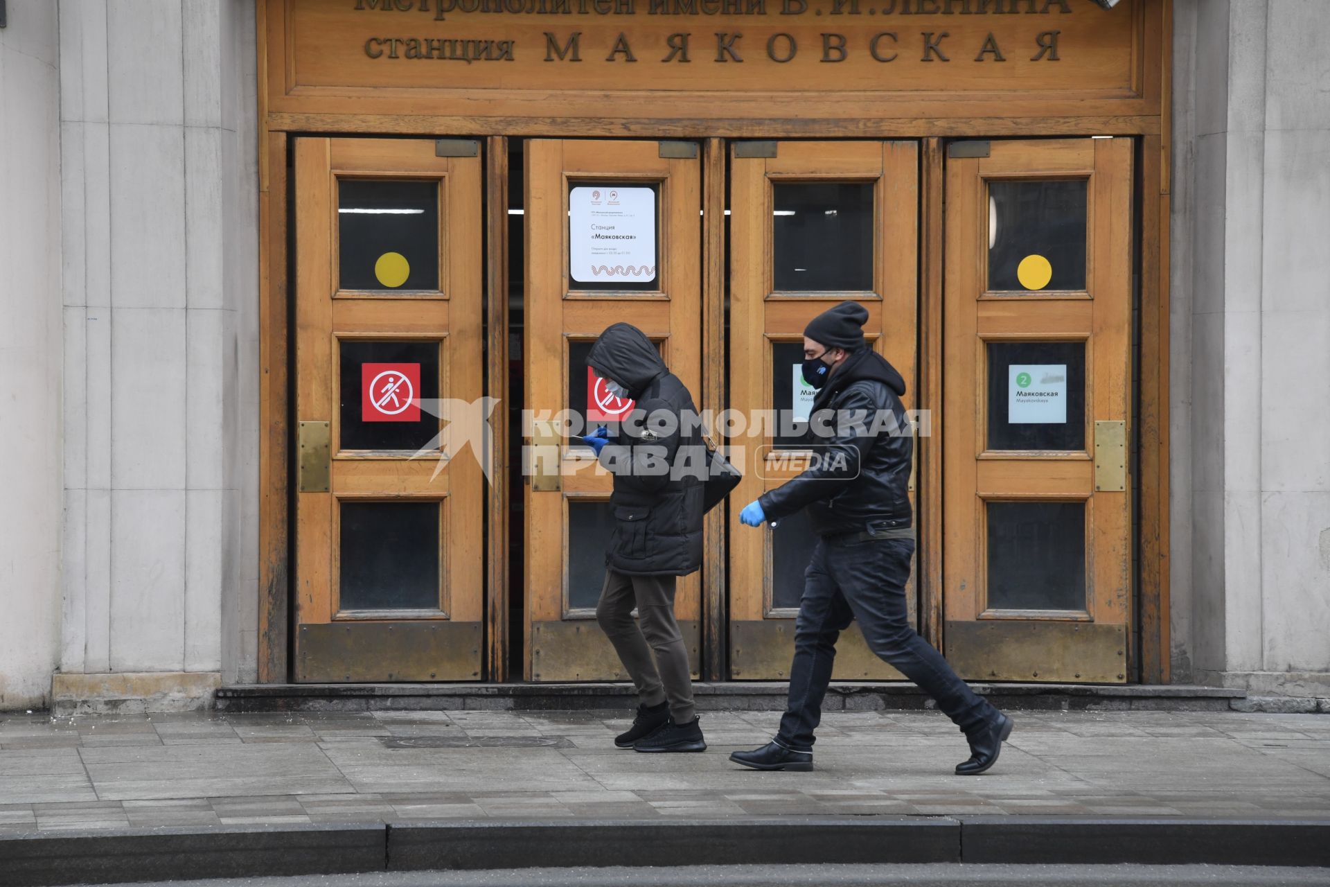 Москва. Прохожие у станции метро Маяковская.