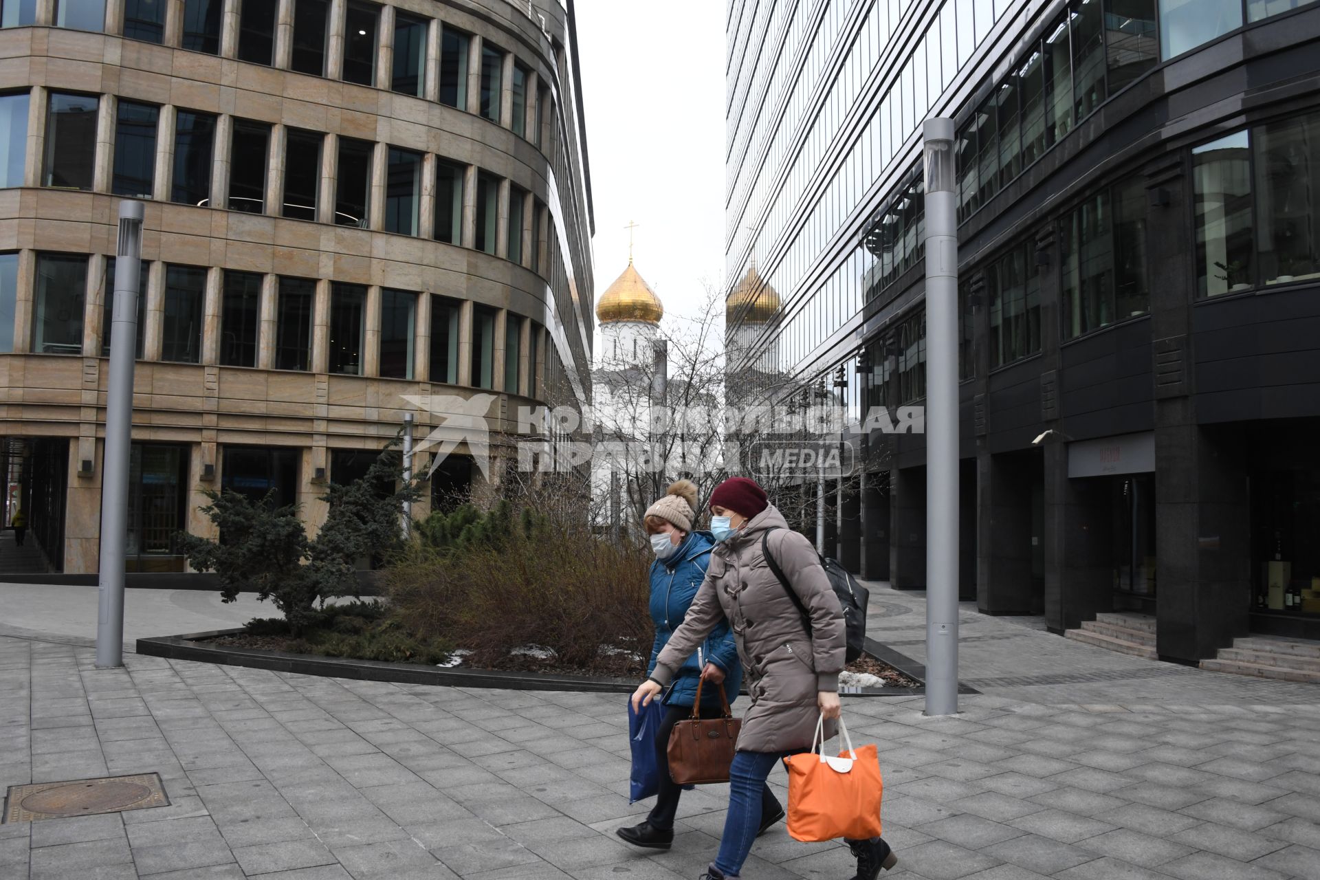 Москва. Прохожие в медицинских масках  у метро Белорусская.