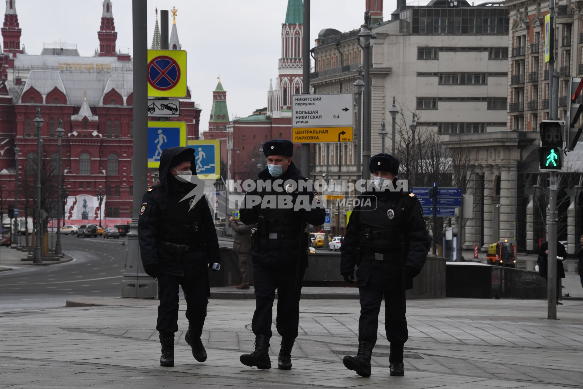 Москва. Сотрудники полиции в медицинских масках  на Тверской улице.