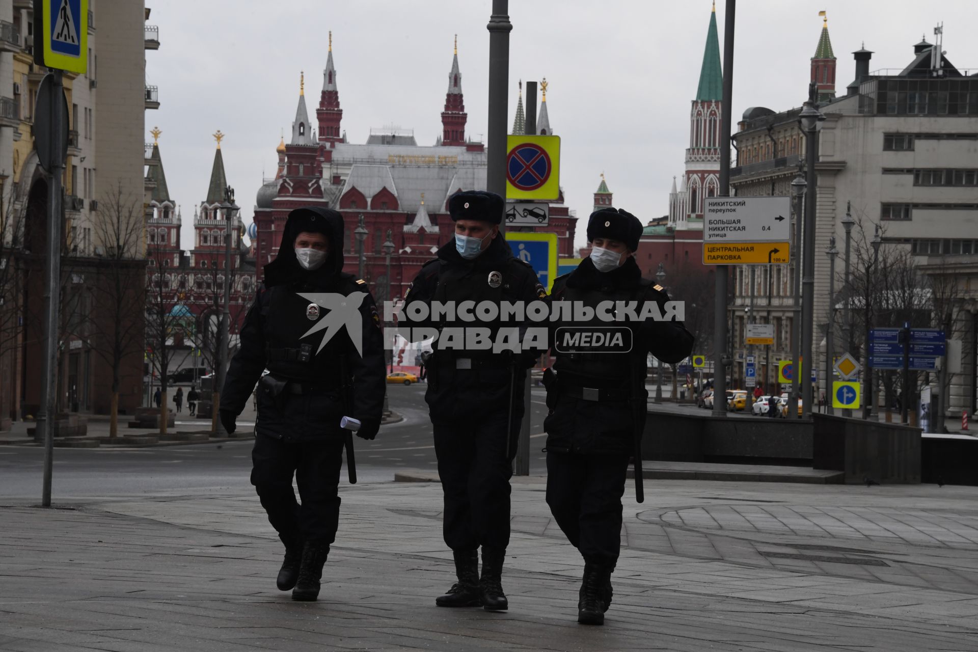 Москва. Сотрудники полиции в медицинских масках  на Тверской улице.