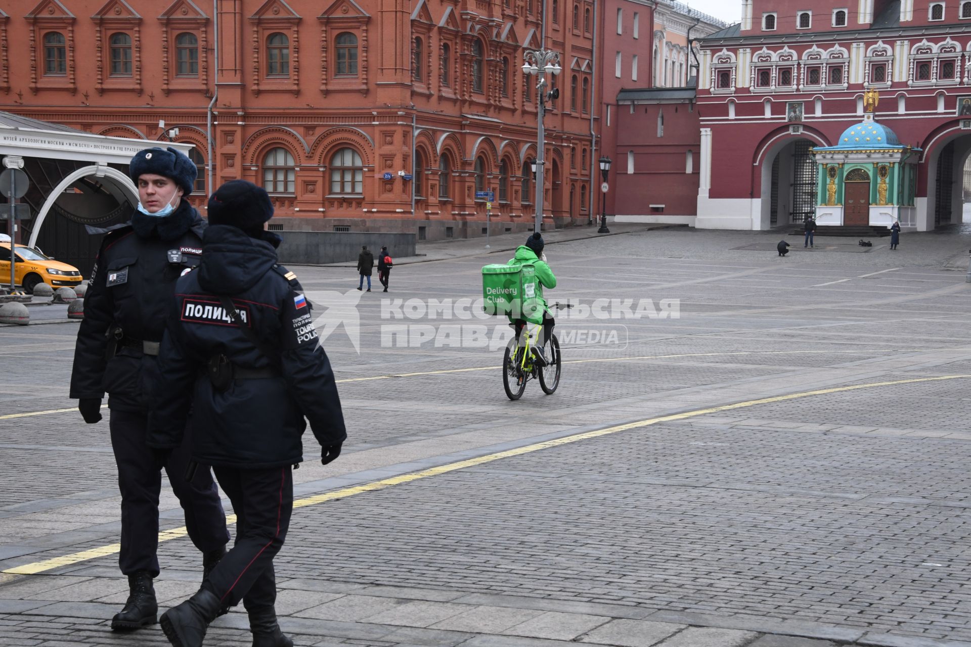 Москва. Сотрудники сервиса по доставке еды  на Манежной площади.