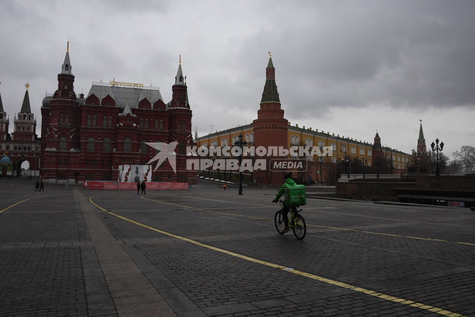 Москва. Сотрудники сервиса по доставке еды  на Манежной площади.