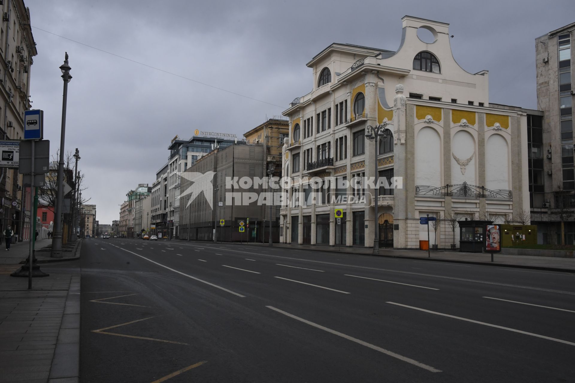 Москва. Тверская улица без машин и пешеходов.