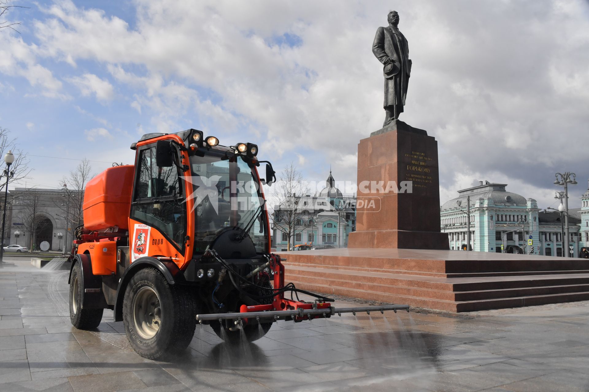 Москва. Распылительная и поливомоечная техника во время дезинфекции проезжей части у Белорусского вокзала.