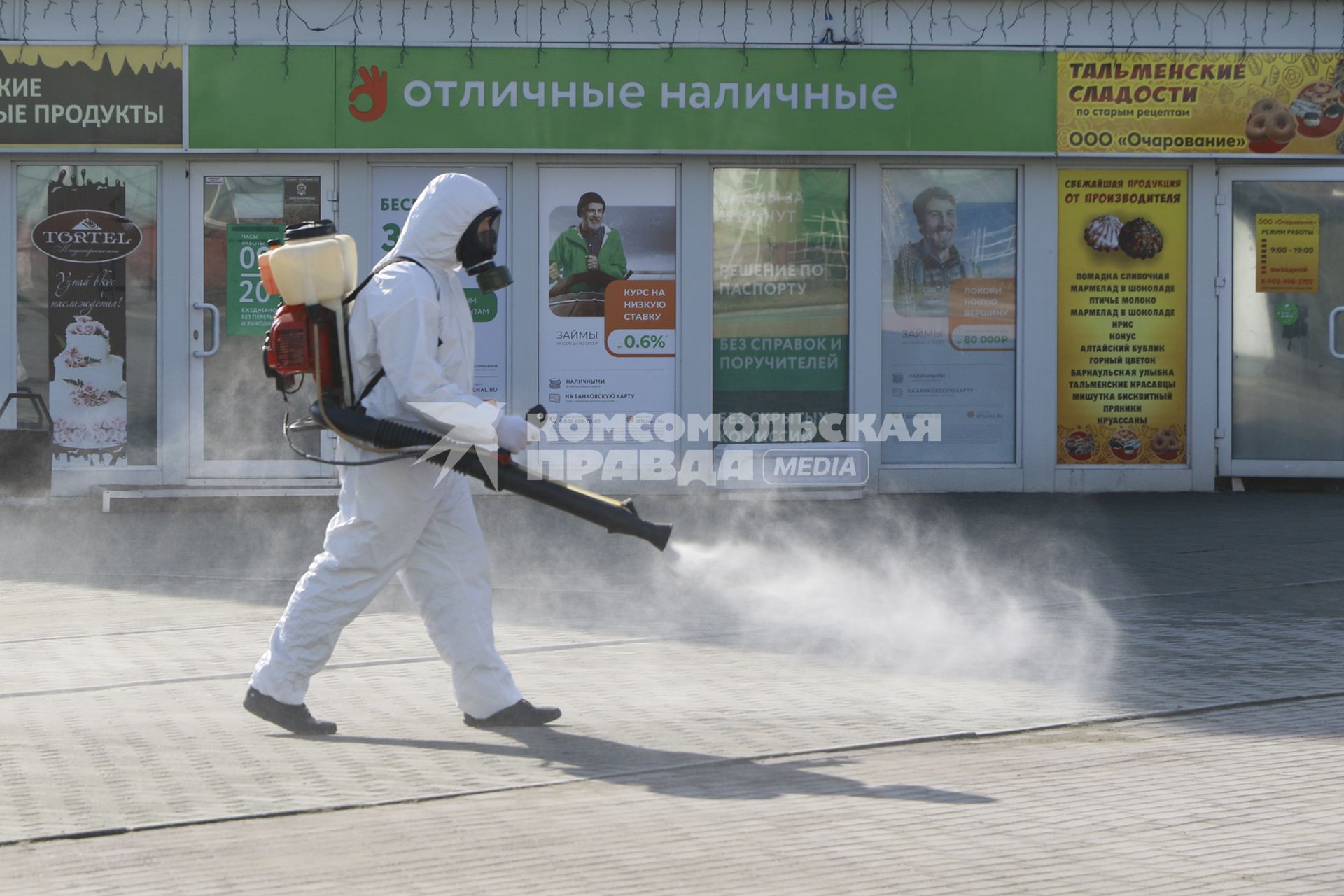 Барнаул. Сотрудник коммунальной службы в защитном костюме во время дезинфекции улиц.