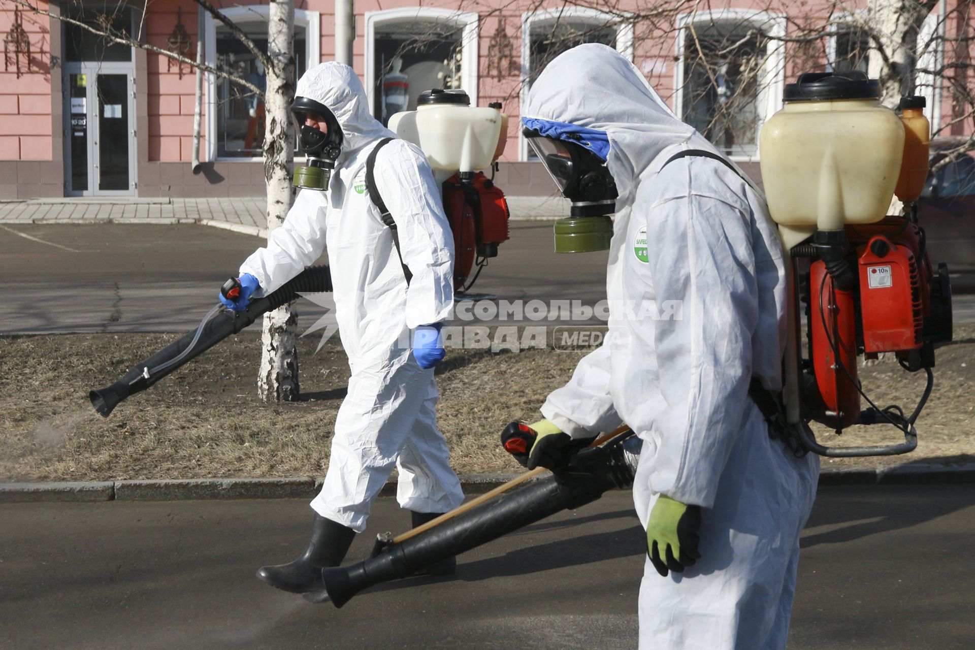 Барнаул. Сотрудник коммунальной службы в защитном костюме во время дезинфекции улиц.