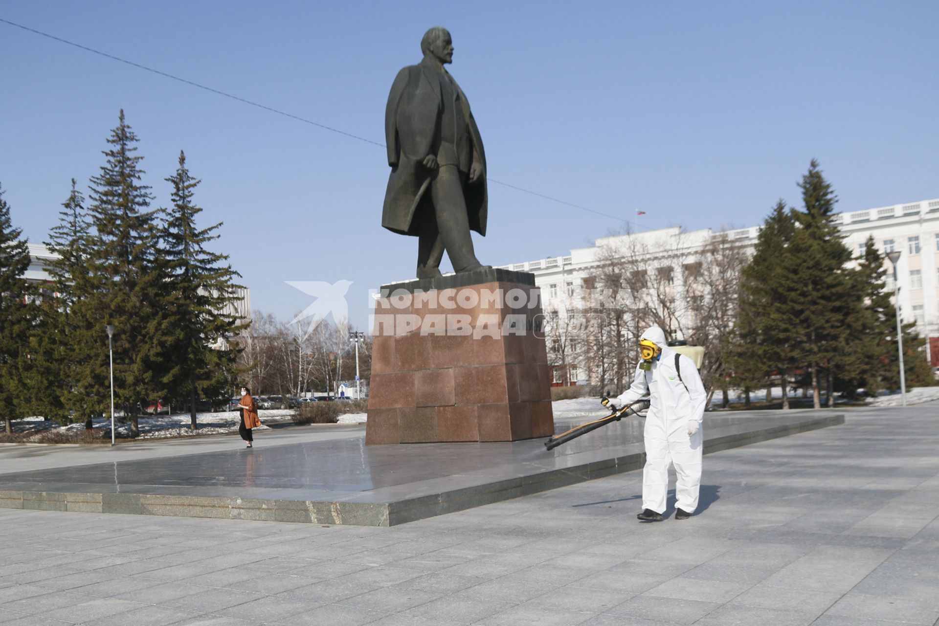 Барнаул. Сотрудник коммунальной службы в защитном костюме во время дезинфекции улиц.