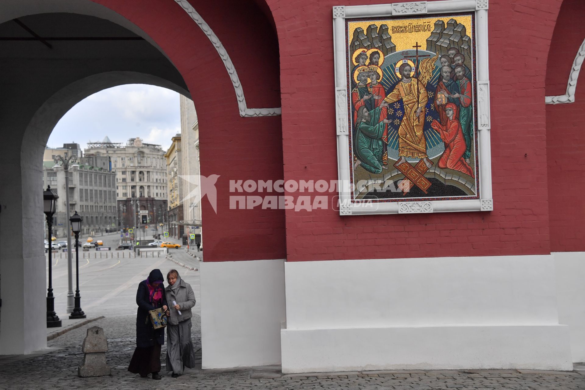 Москва. Женщины у Воскресенских ворот.