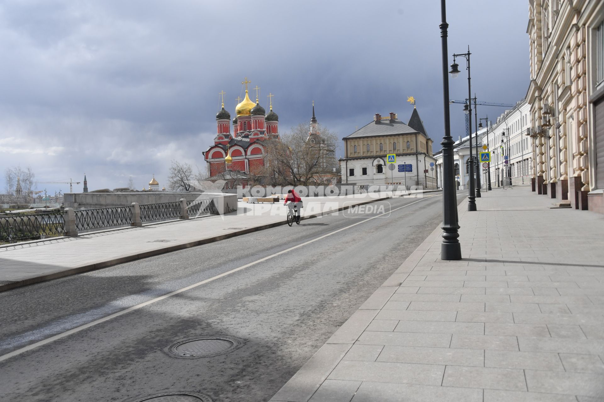 Москва. Улица Варварка без пешеходов.