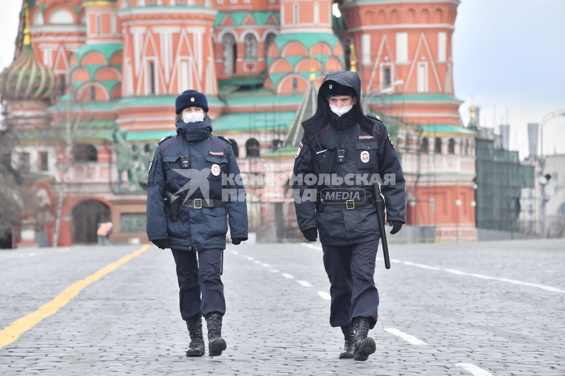 Москва.  Полицейские в медицинских масках на Красной площади.