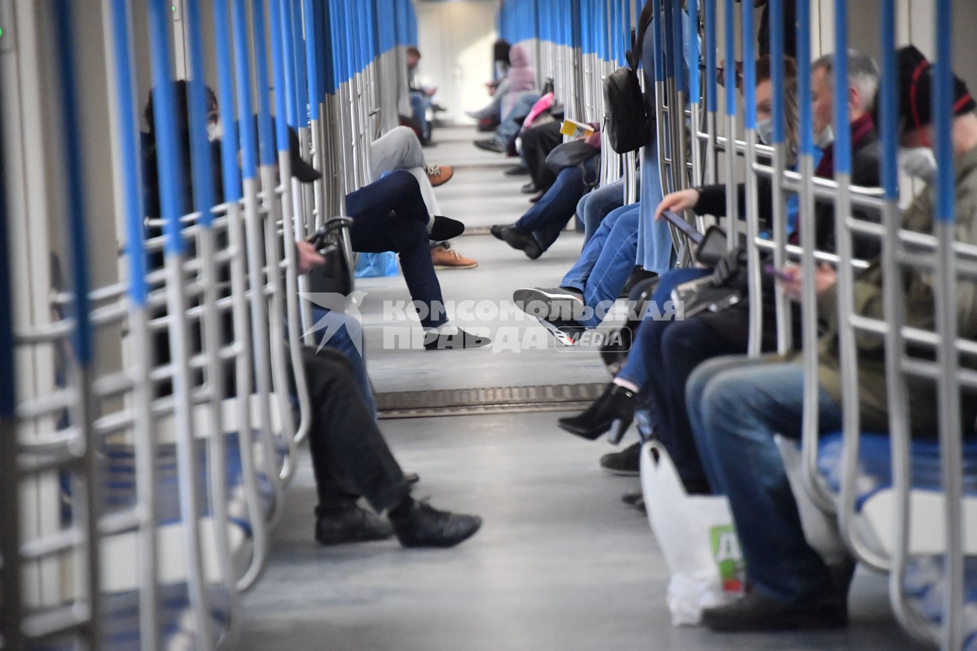 Москва. Пассажиры в вагоне  метрополитена.