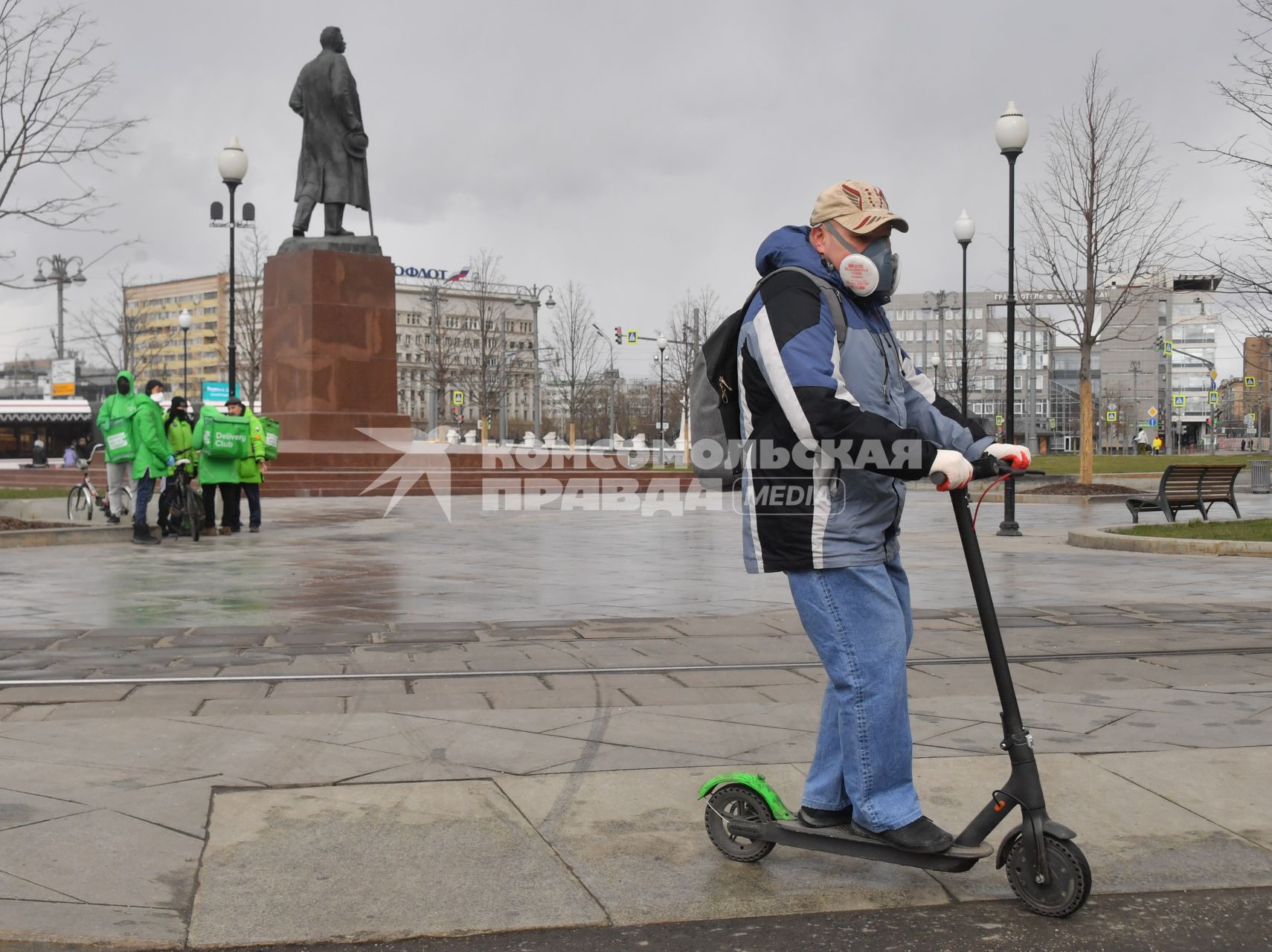 Москва. Мужчина на самокате.