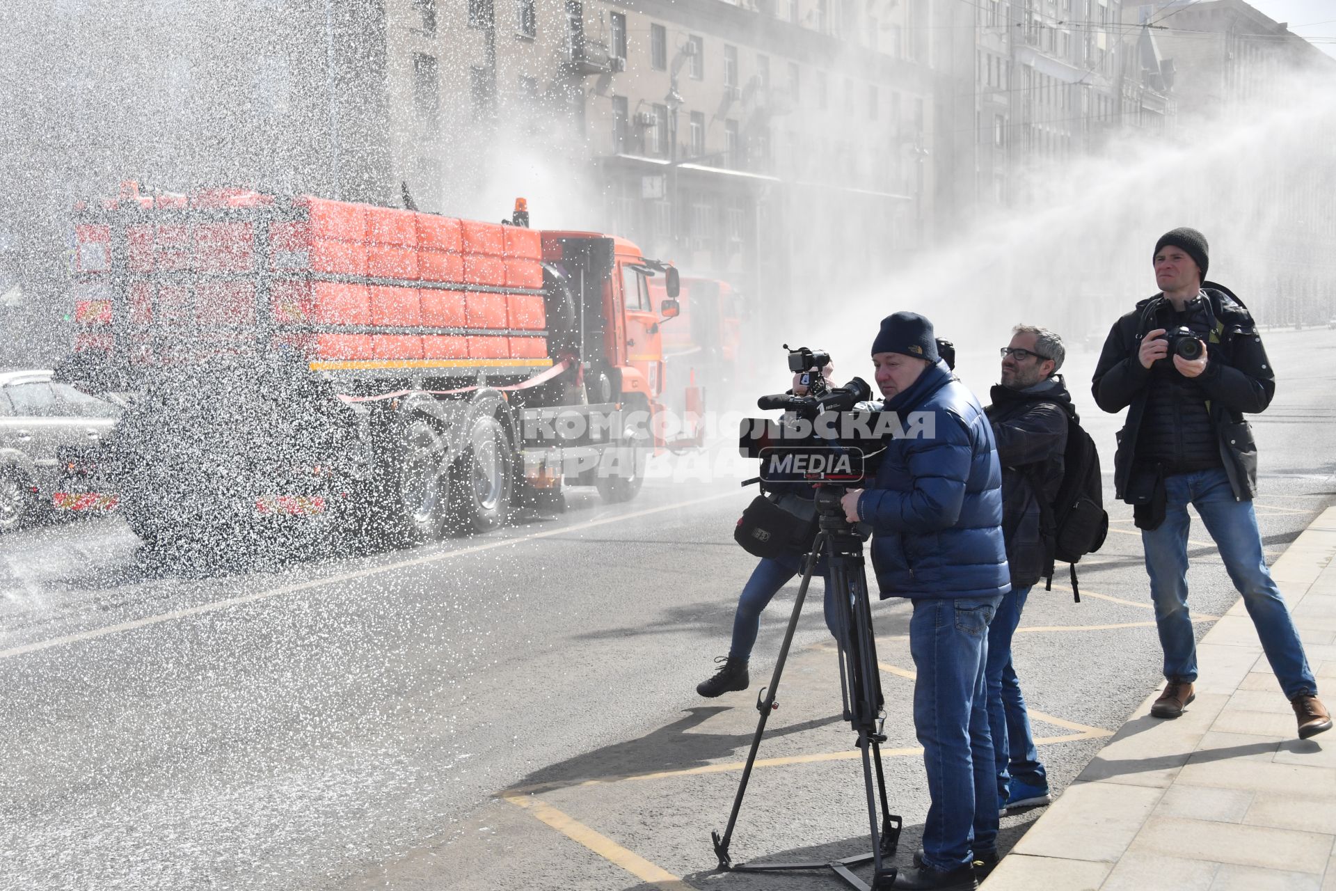 Москва. Фотокорреспонденты фотографируют  проведение дезинфекции на улицах города.