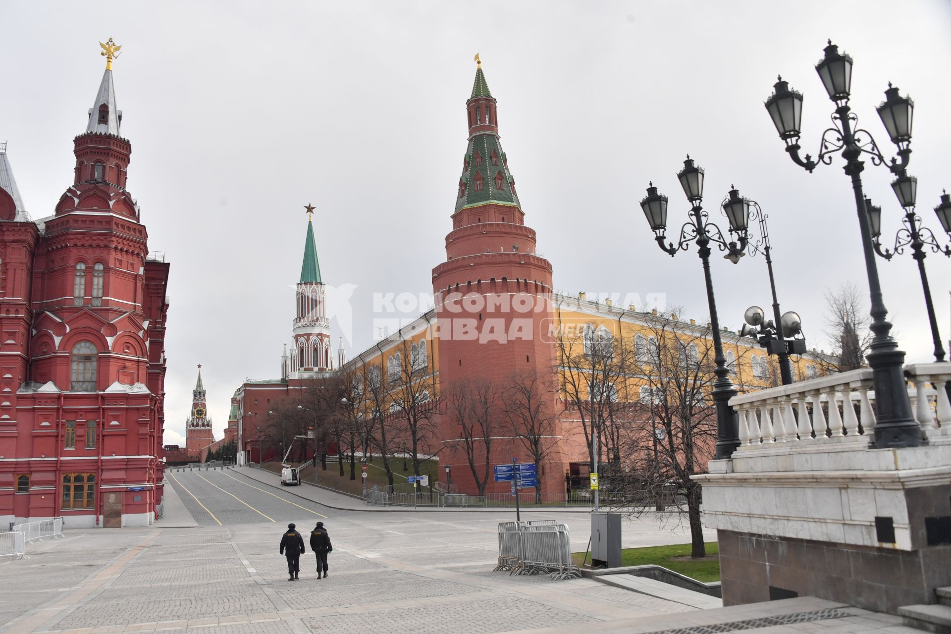 Москва. Полицейские на Манежной площади.