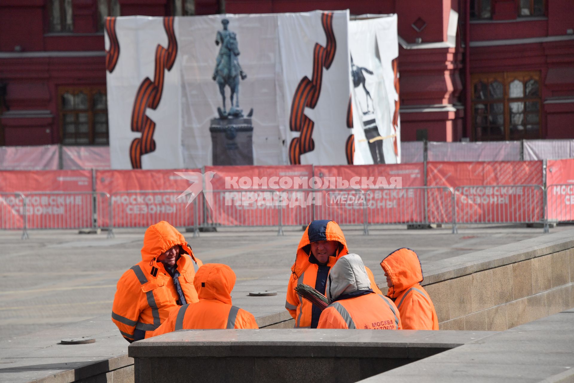 Москва. Рабочие на Манежной площади.