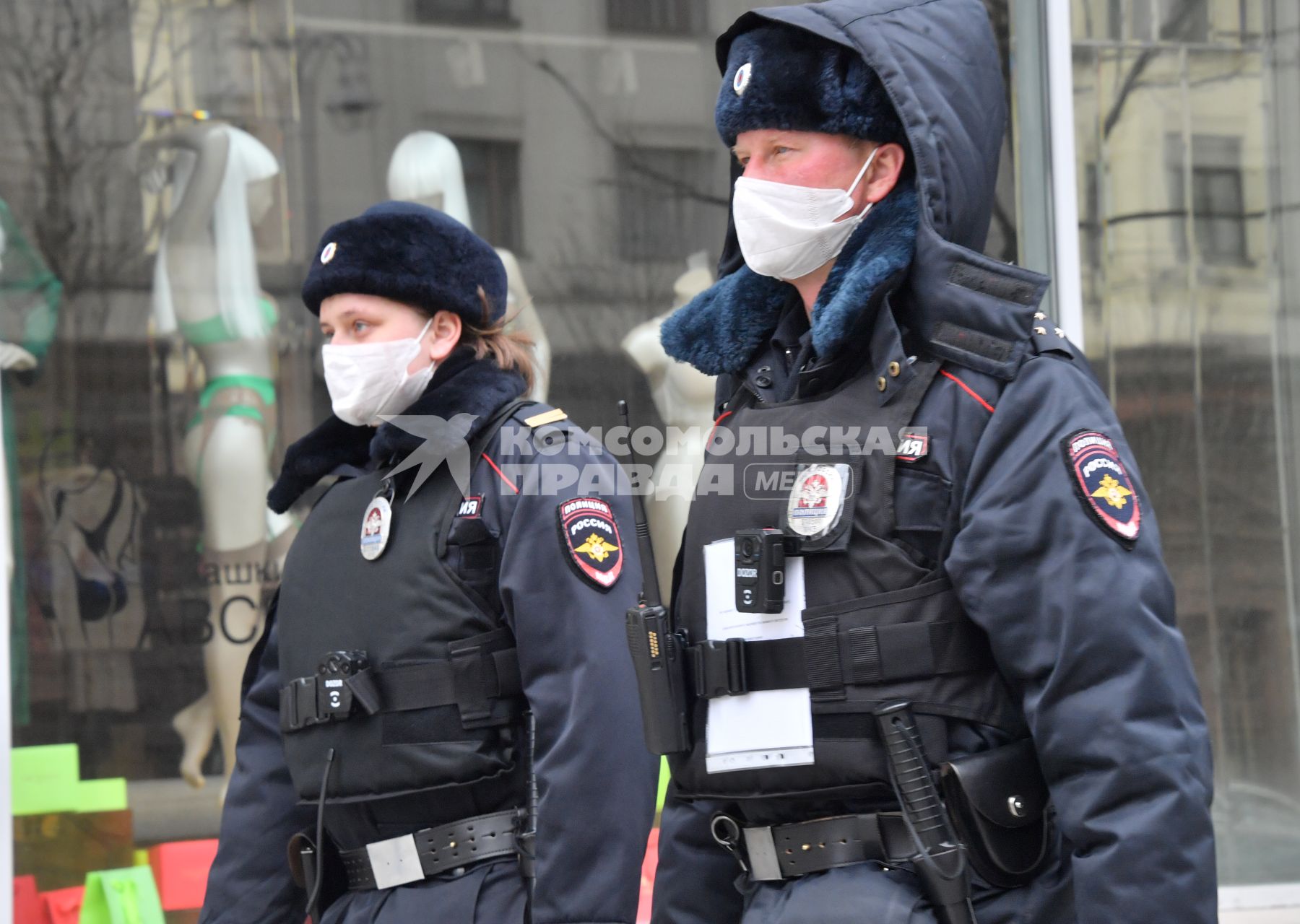 Москва. Полицейские в медицинских масках на Тверской улице.