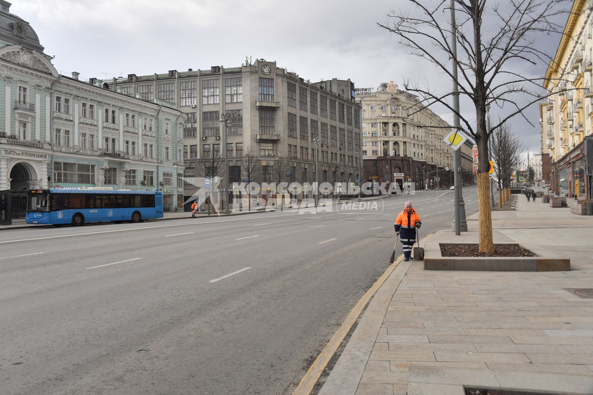 Москва. Сотрудник коммунальных служб на Тверской улице.