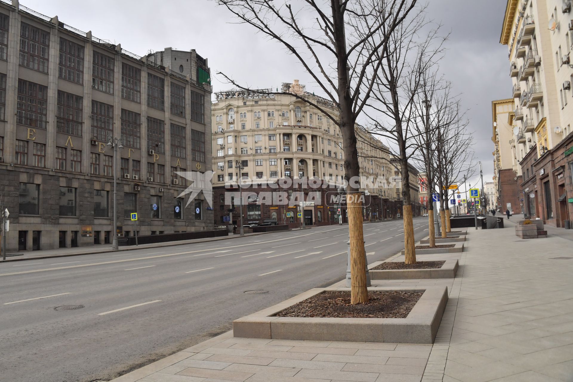 Москва. На Тверской улице нет людей.