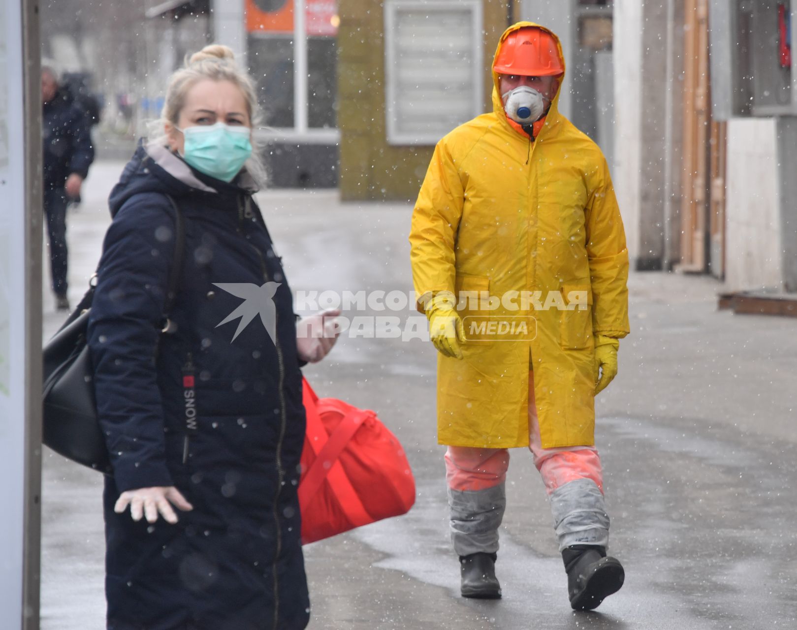 Москва. Прохожие на улице в медицинских масках