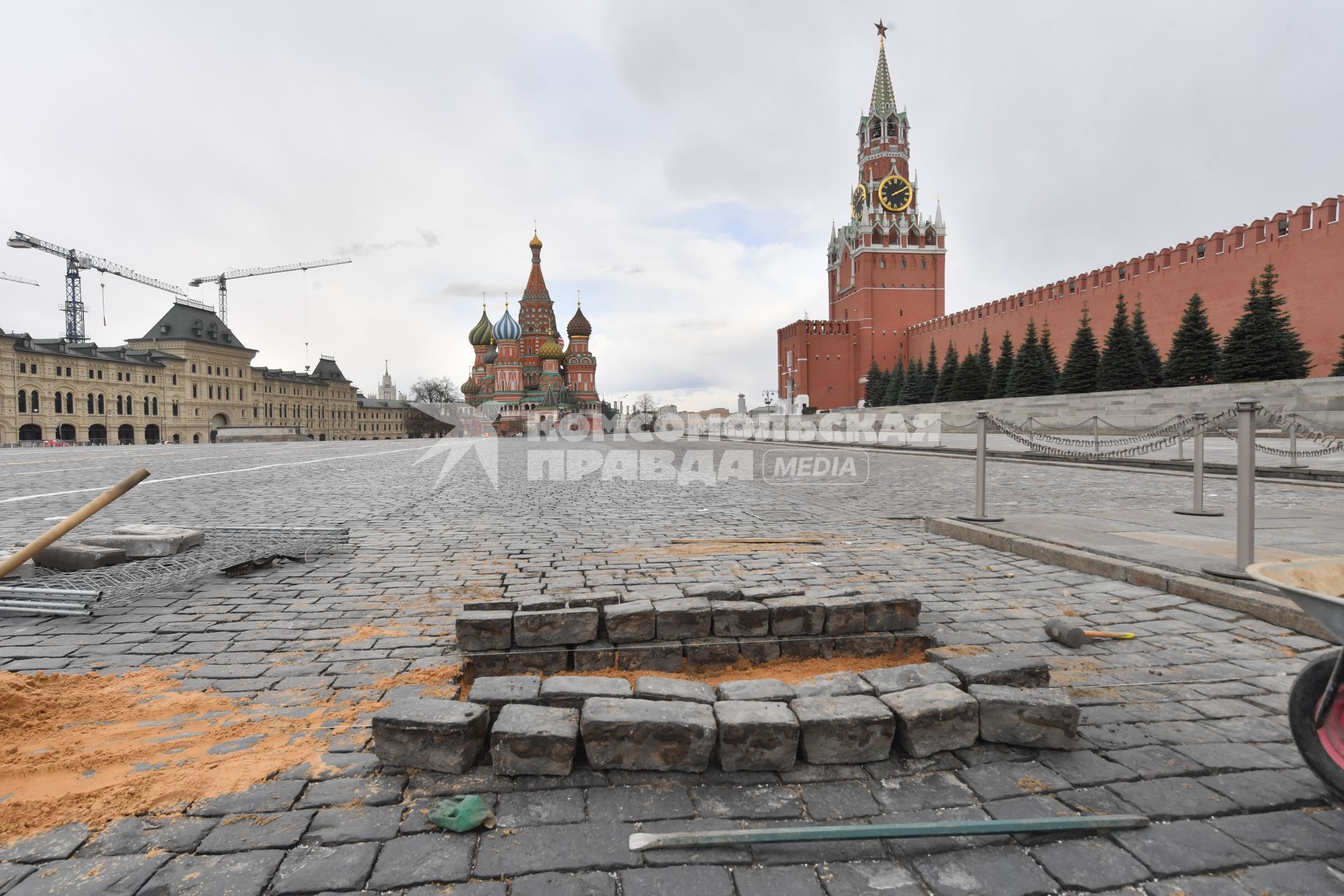 Москва. Ремонт брусчатки на Красной площади.