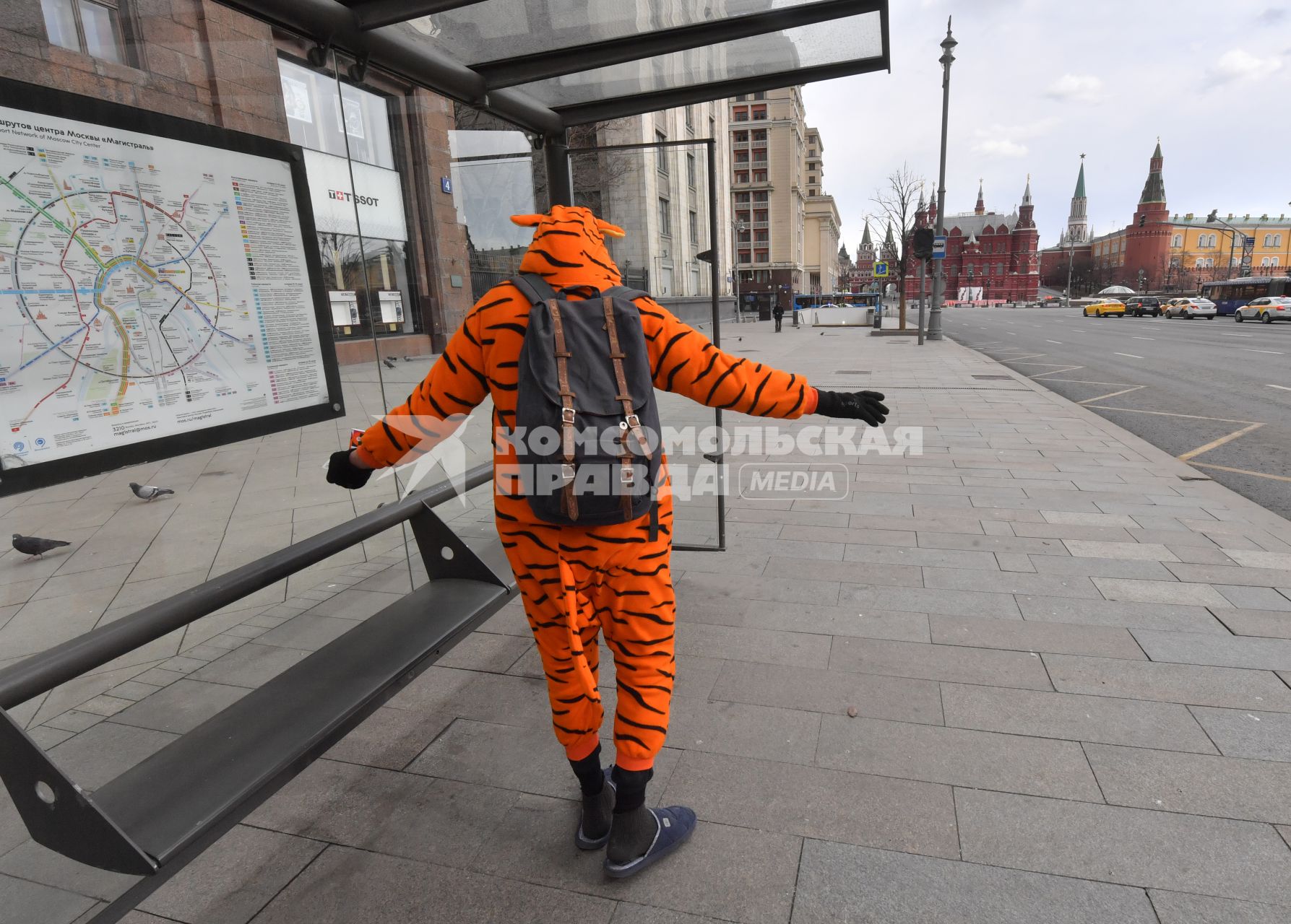 Москва. Мужчина в  костюме ростовой куклы на Тверской улице.