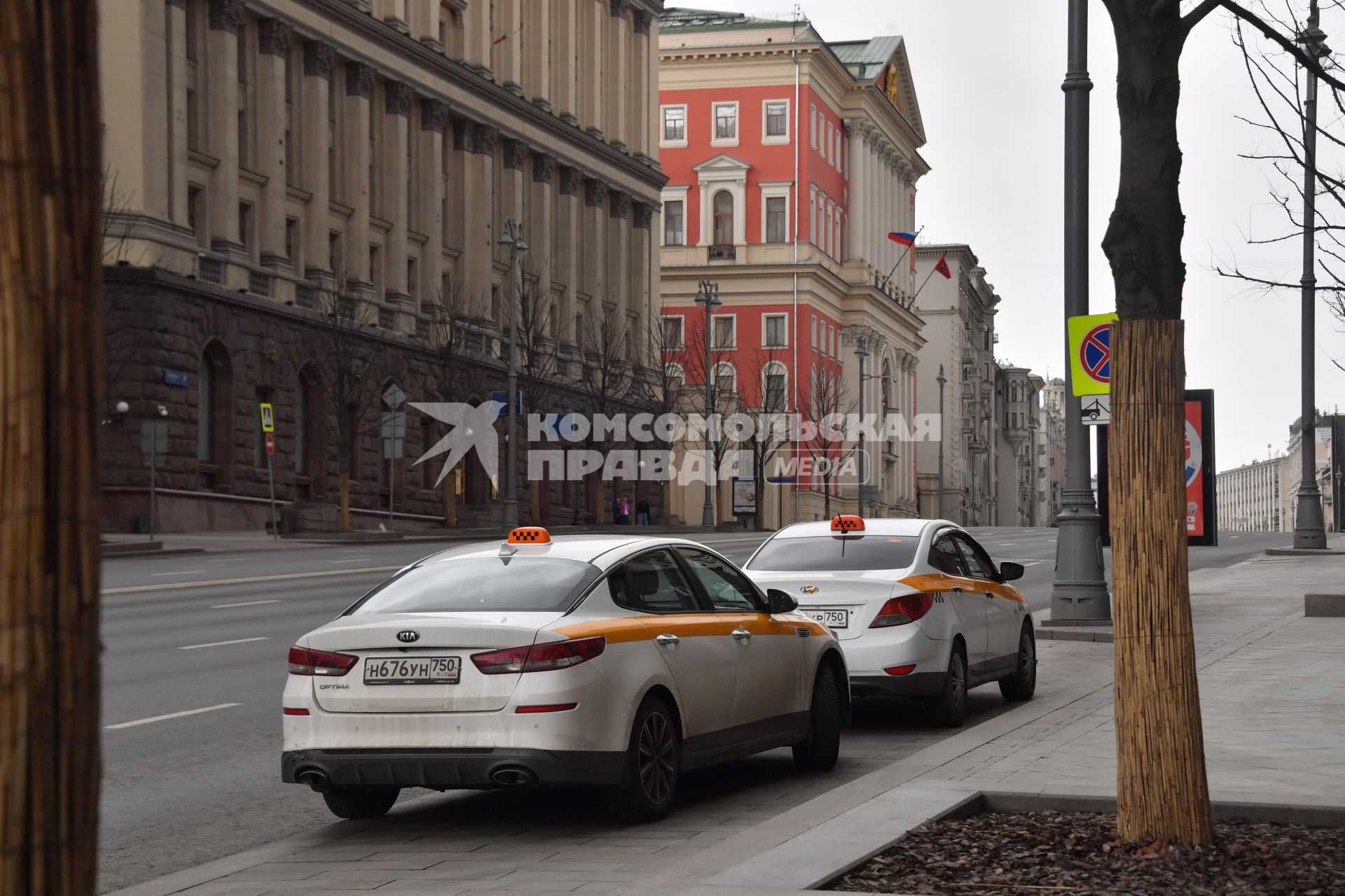 Москва. Такси на Тверской улице.