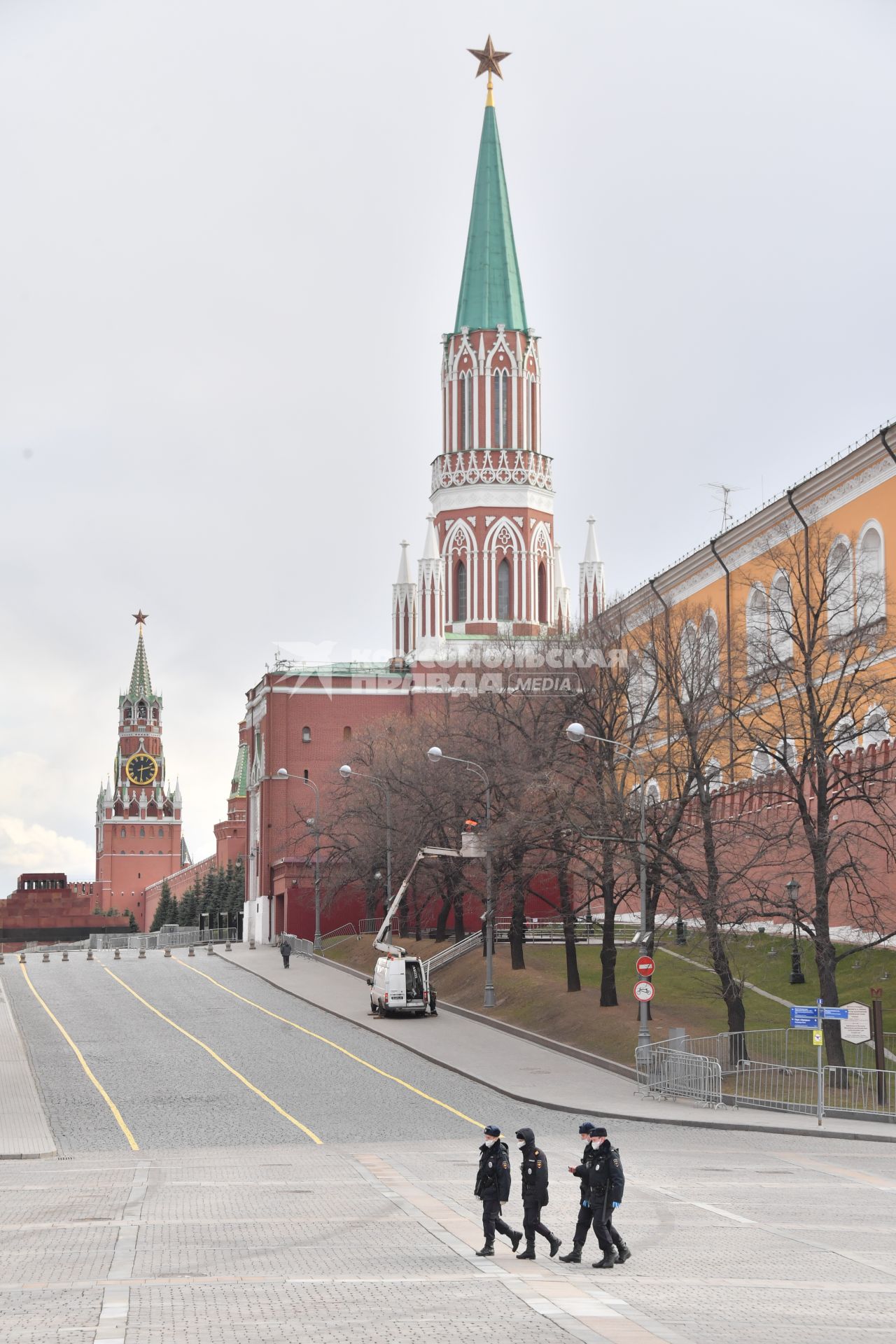 Москва. Полицейские на Манежной площади.