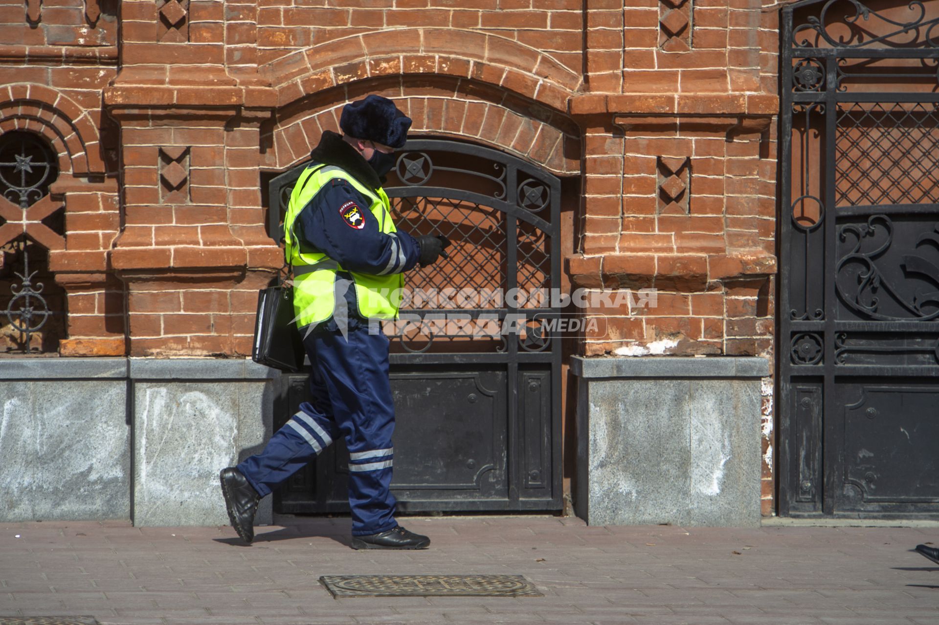 Екатеринбург. Сотрудник ГИБДД в медицинской маске во время нерабочей недели объявленной президентом РФ для снижения темпов распространения коронавируса COVID-19